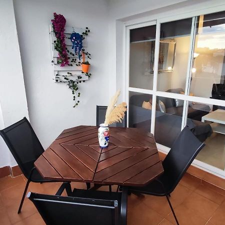 2Bdr Sunny Apartment With Pool And Private Parking In Benalmádena Eksteriør billede