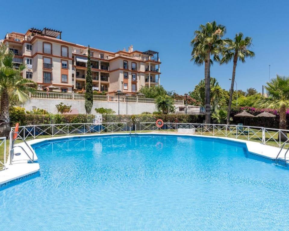 2Bdr Sunny Apartment With Pool And Private Parking In Benalmádena Eksteriør billede