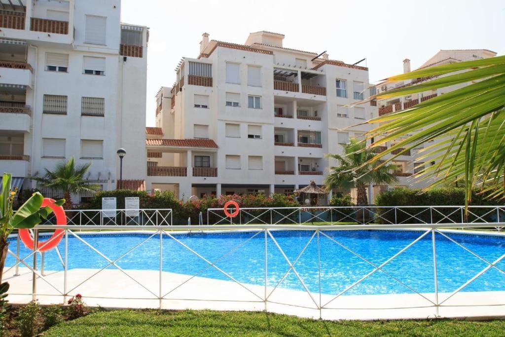 2Bdr Sunny Apartment With Pool And Private Parking In Benalmádena Eksteriør billede