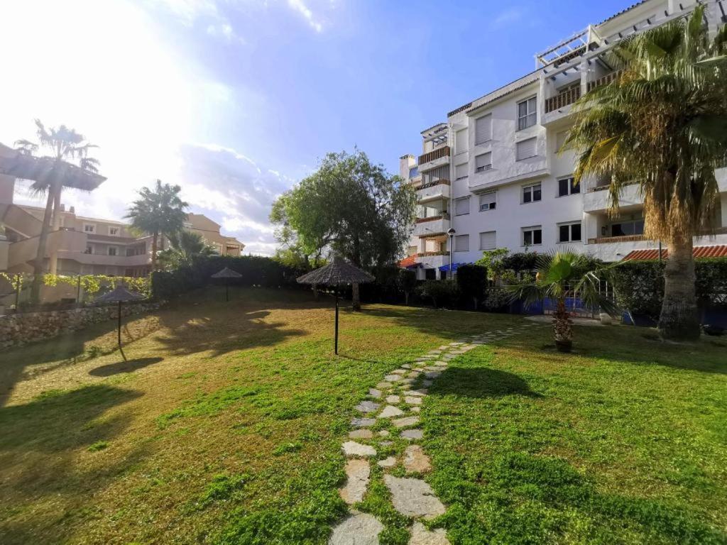 2Bdr Sunny Apartment With Pool And Private Parking In Benalmádena Eksteriør billede