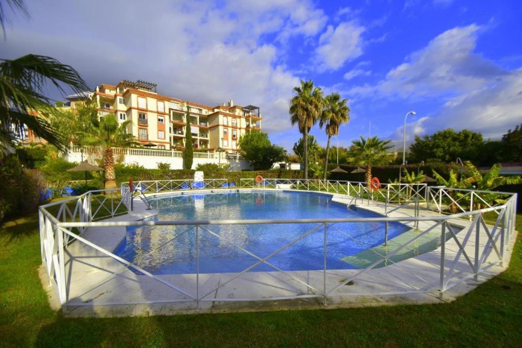 2Bdr Sunny Apartment With Pool And Private Parking In Benalmádena Eksteriør billede