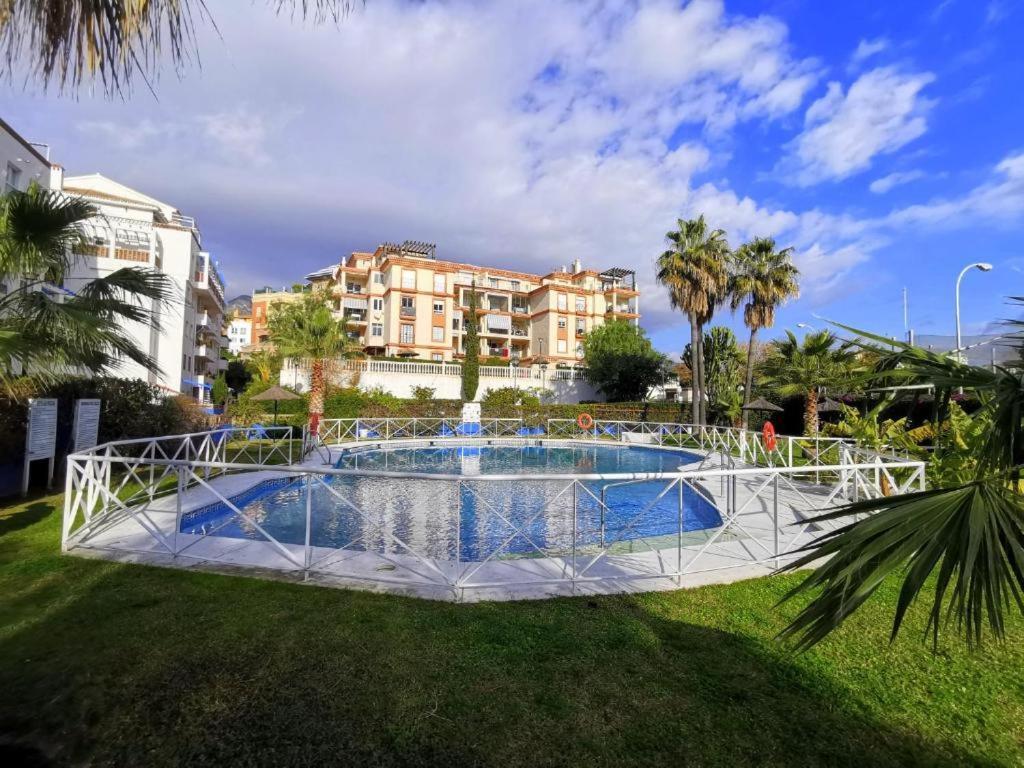 2Bdr Sunny Apartment With Pool And Private Parking In Benalmádena Eksteriør billede
