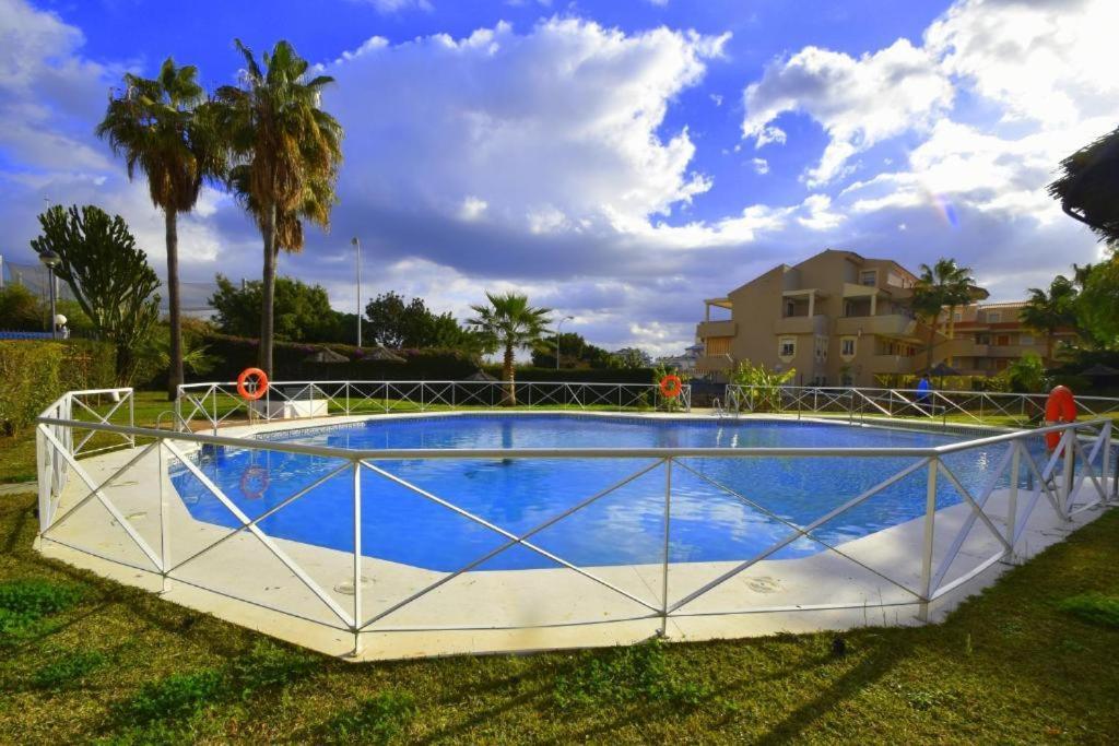 2Bdr Sunny Apartment With Pool And Private Parking In Benalmádena Eksteriør billede