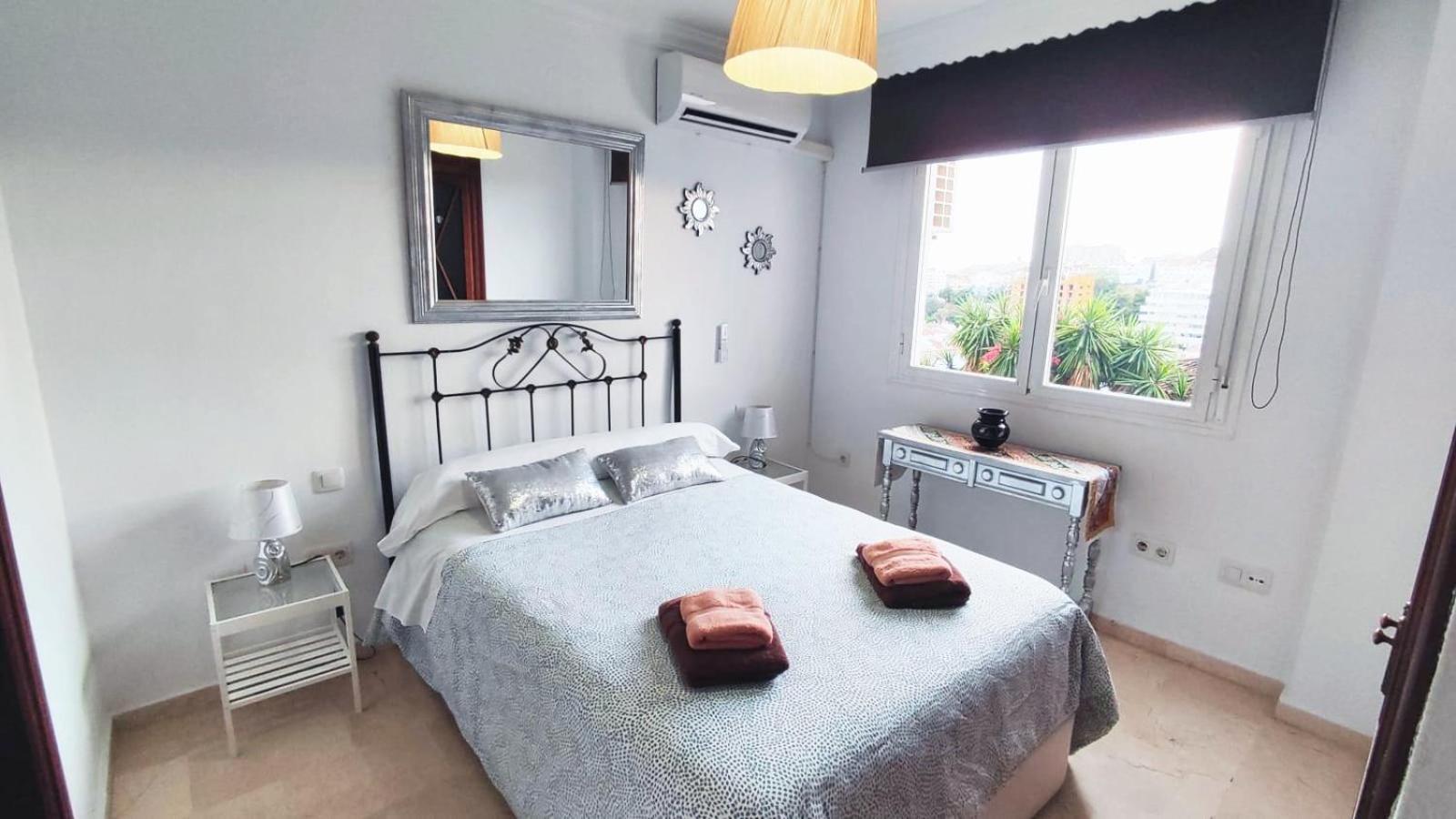 2Bdr Sunny Apartment With Pool And Private Parking In Benalmádena Eksteriør billede